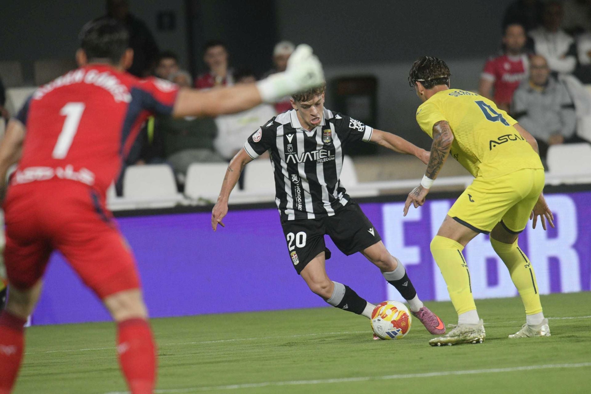 El FC Cartagena sufre la primera derrota en el Cartagonova, en imágenes