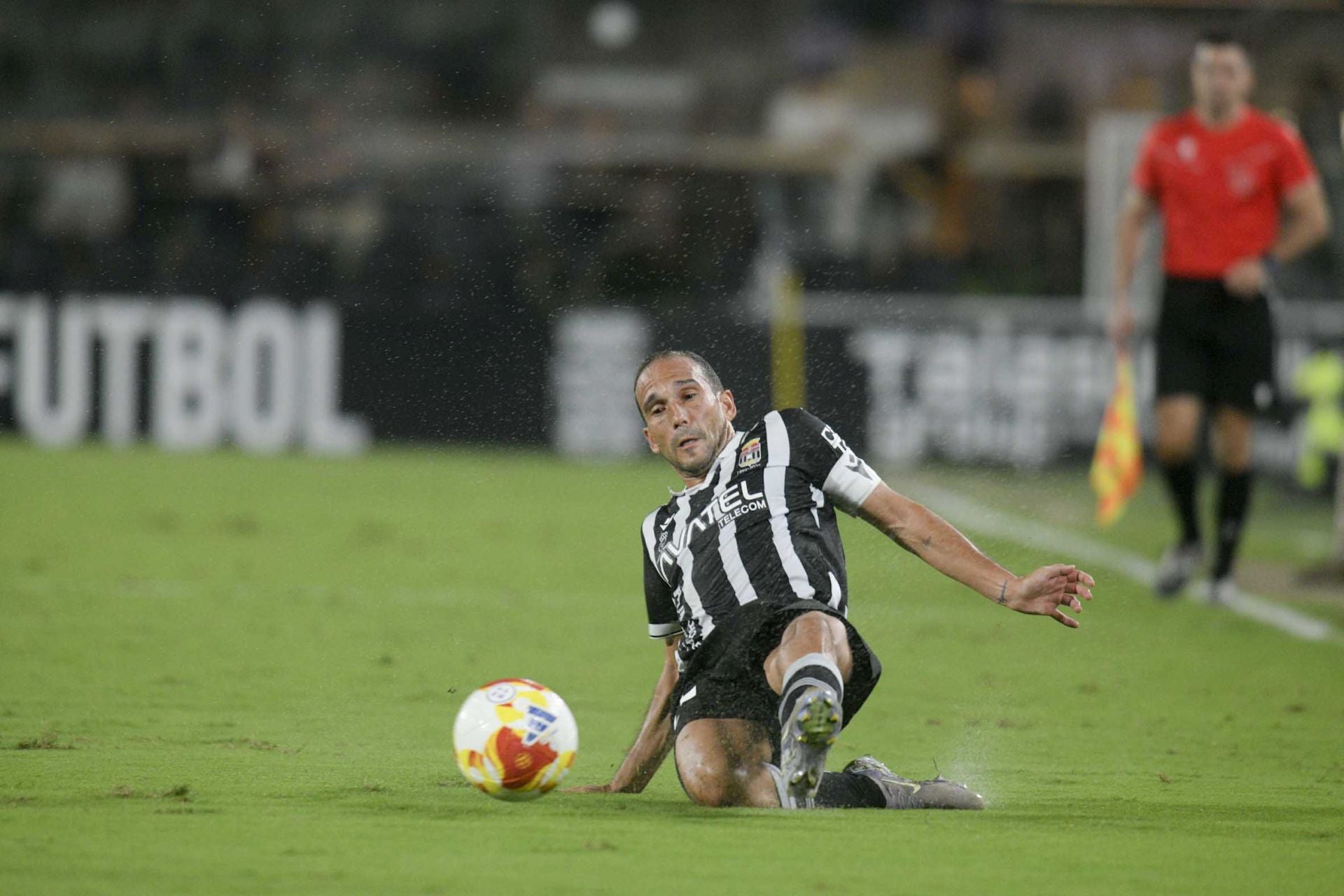 El FC Cartagena sufre la primera derrota en el Cartagonova, en imágenes