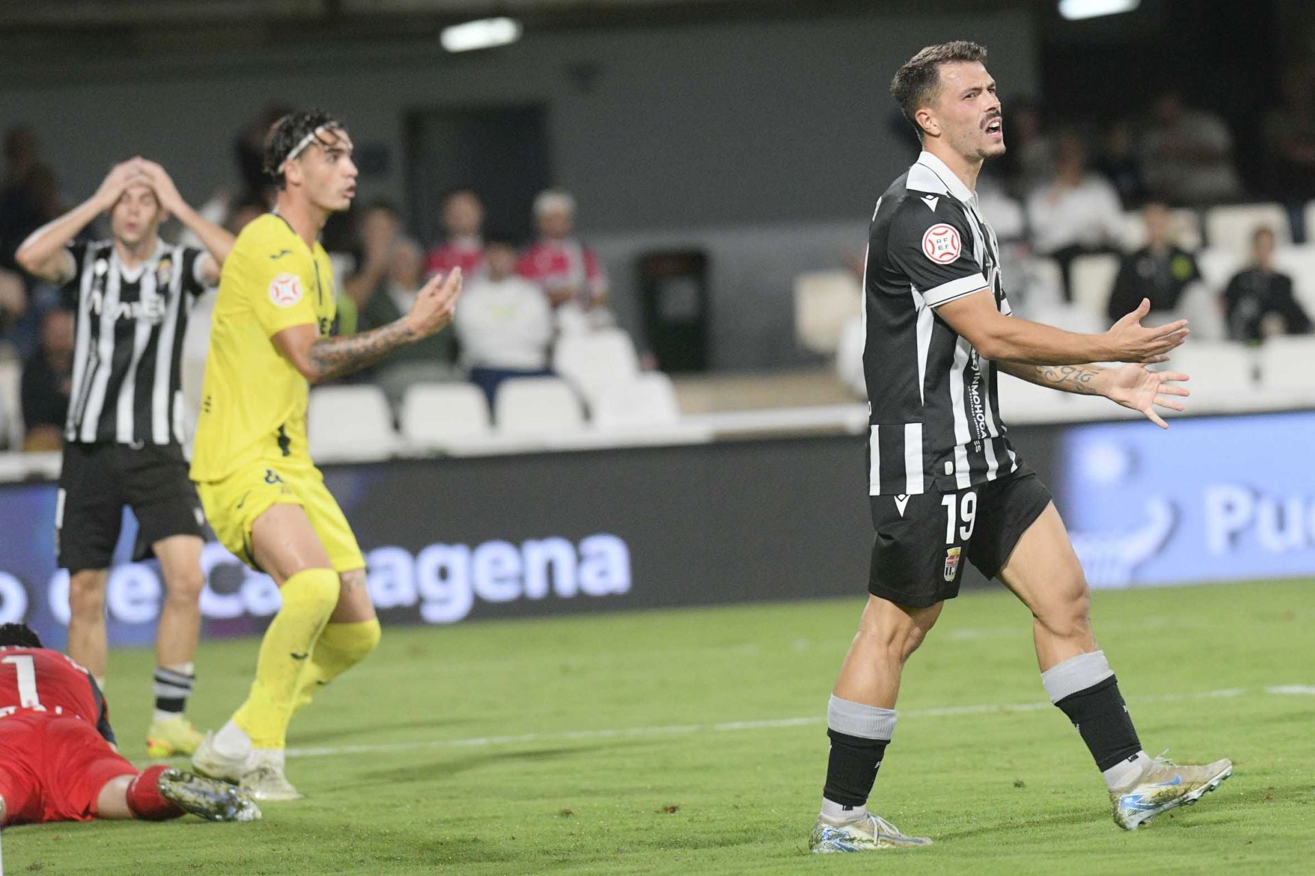 El FC Cartagena sufre la primera derrota en el Cartagonova, en imágenes