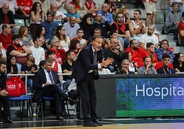 Sito Alonso aplaude a sus jugadores durante el UCAM-Baskonia de la última jornada.