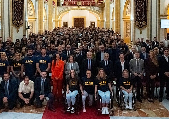 Foto de familia de la XXV Gala del Deporte UCAM en el Templo del Monasterio de Los Jerónimos, a la que asistieron más de 800 personas.