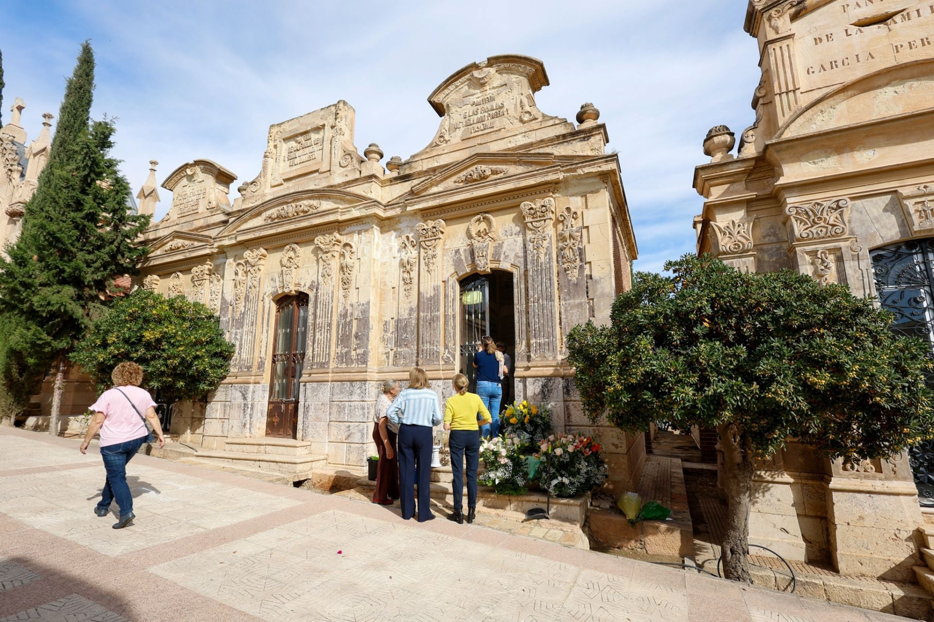 Las capillas adosadas y los nichos reconstruidos en el cementerio de San Clemente de Lorca, en imágenes