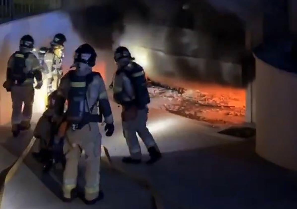 Los bomberos, la madrugada de este sábado, trabajando en el incendio.