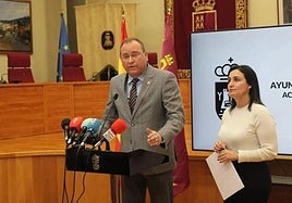 Vicente Quiles y Remedios Lajara en febrero de 2024, tras sellar el acuerdo de gobierno en Yecla.