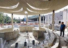 Alfonso Vilaseca, director comercial del Balneario de Archena, observa la nueva zona de piscina en construcción.