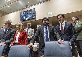 Miras, junto a cinco de sus consejeros, en el Pleno de esta semana que tumbó el decreto de vivienda.