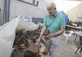 José Manuel Torres con una de las piezas del belén.