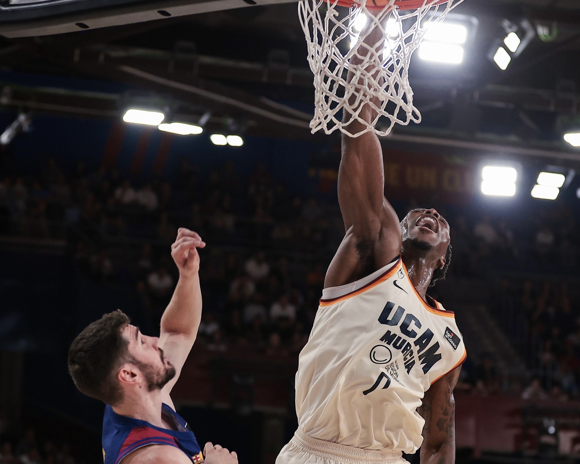 El UCAM CB Murcia asalta el Palau y derrota al Barcelona ocho años después, en imágenes