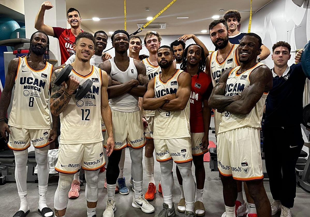 La plantilla del UCAM celebra el triunfo conseguido este domingo en el Palau.