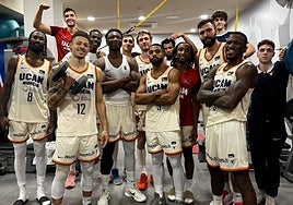 La plantilla del UCAM celebra el triunfo conseguido este domingo en el Palau.