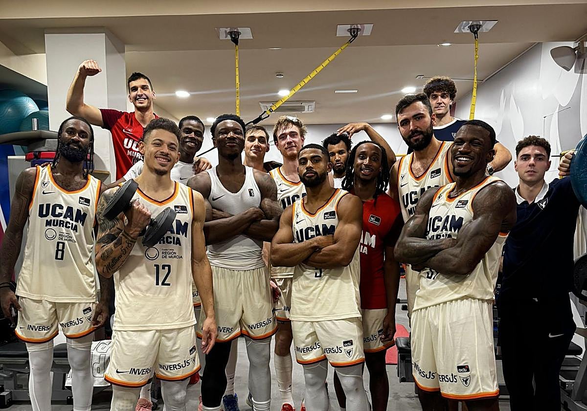 La plantilla del UCAM celebra el triunfo logrado este domingo en el Palau.