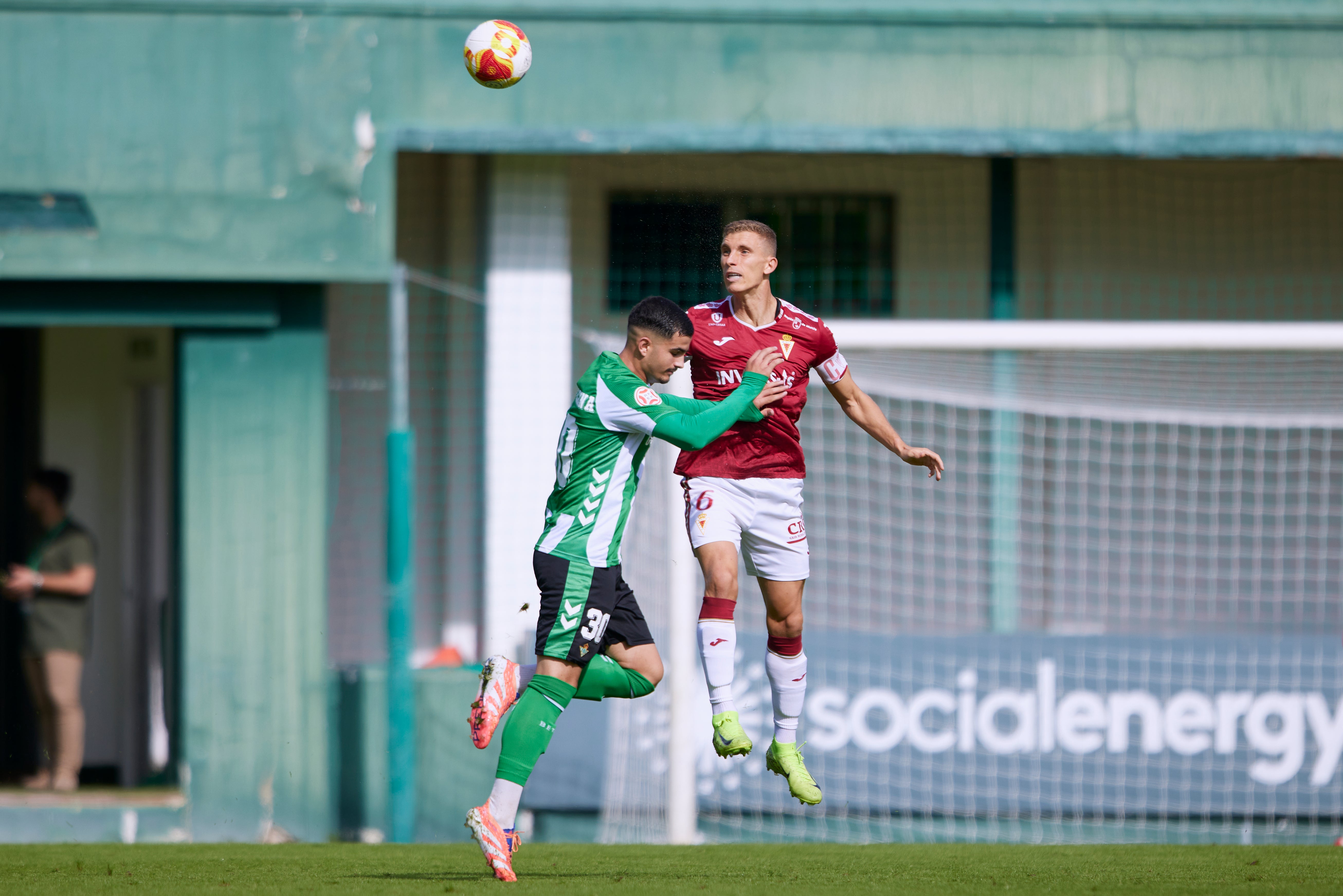 El Real Murcia sufre pero toma aire en Sevilla, en imágenes