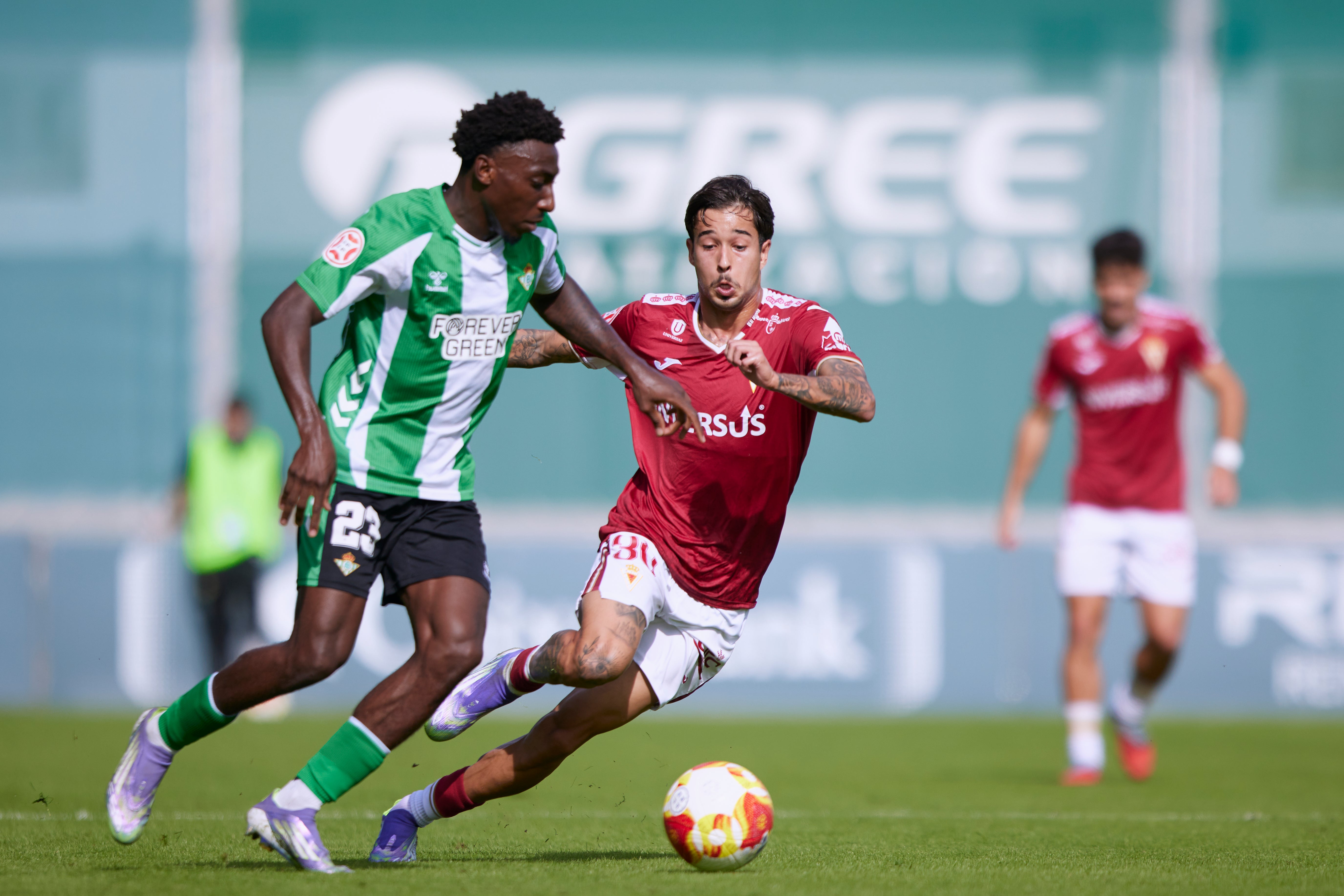 El Real Murcia sufre pero toma aire en Sevilla, en imágenes