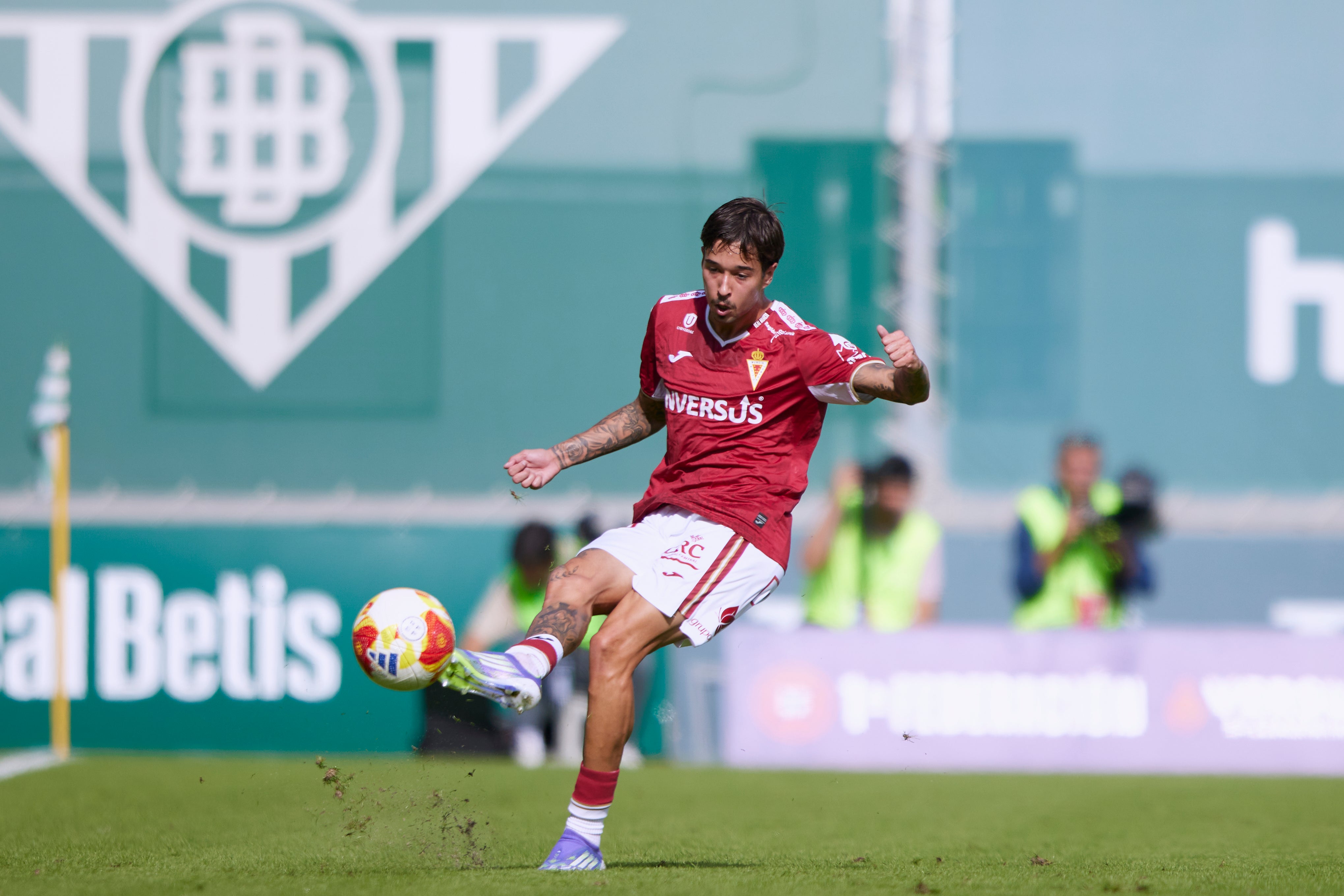 El Real Murcia sufre pero toma aire en Sevilla, en imágenes