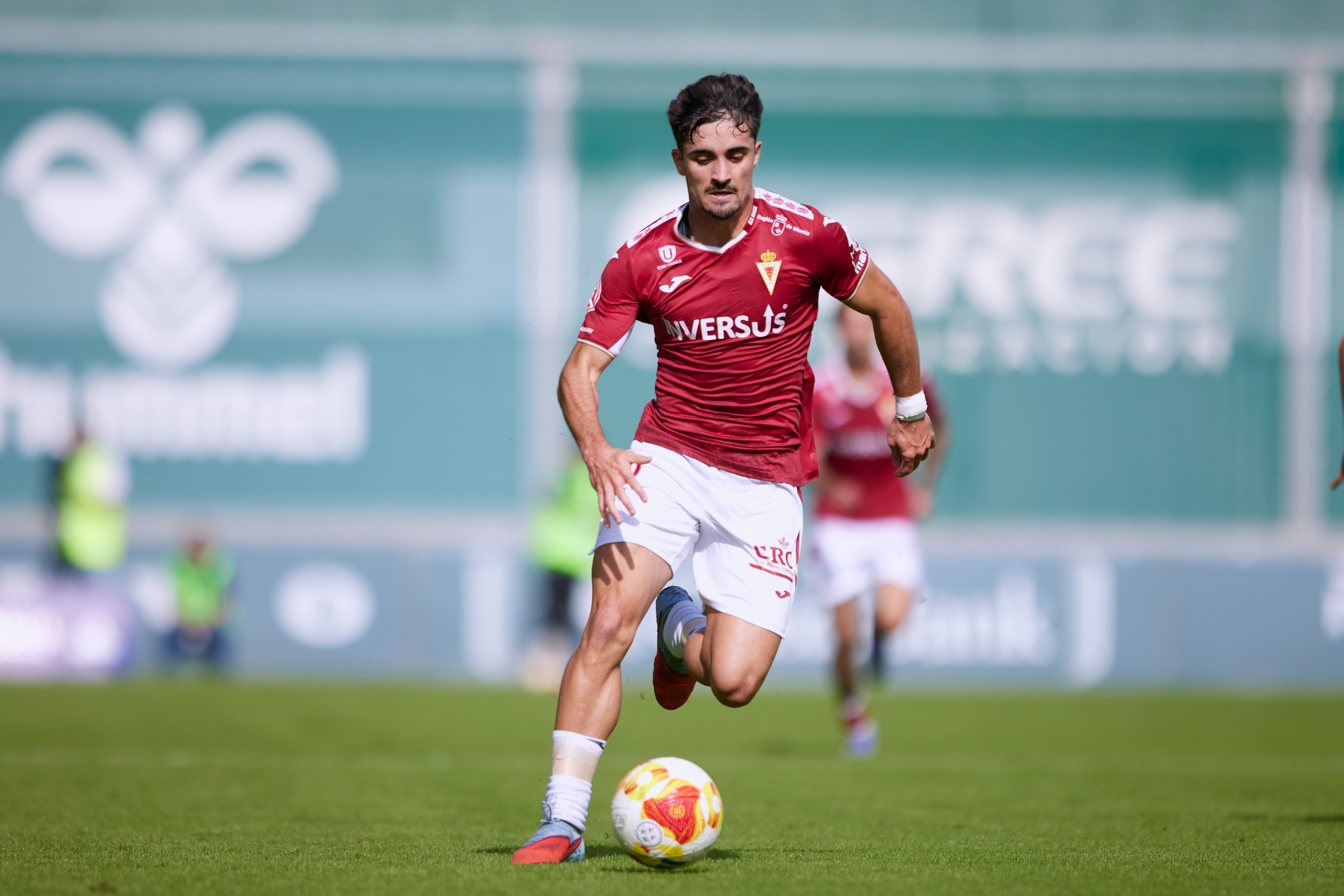 El Real Murcia sufre pero toma aire en Sevilla, en imágenes