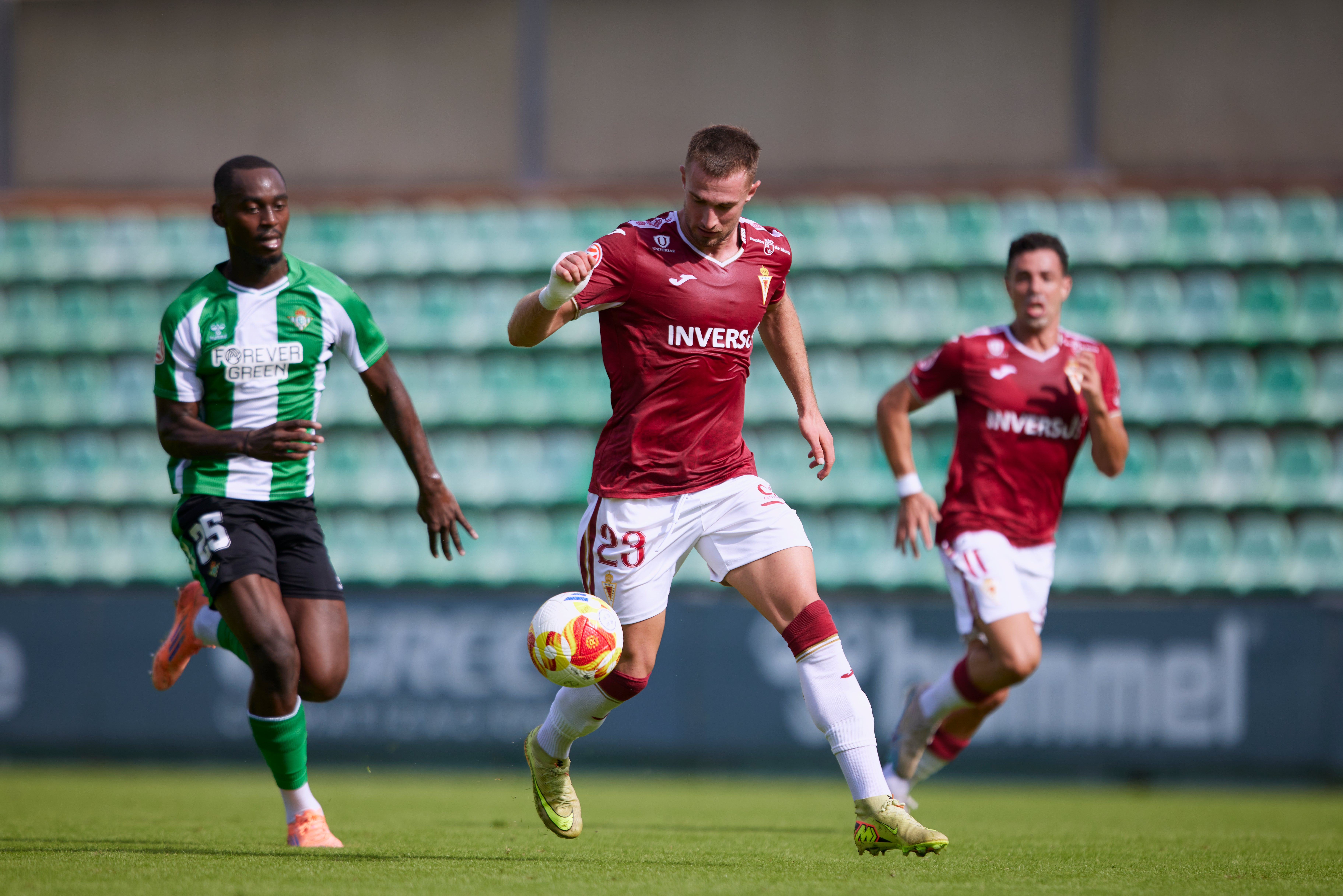 El Real Murcia sufre pero toma aire en Sevilla, en imágenes