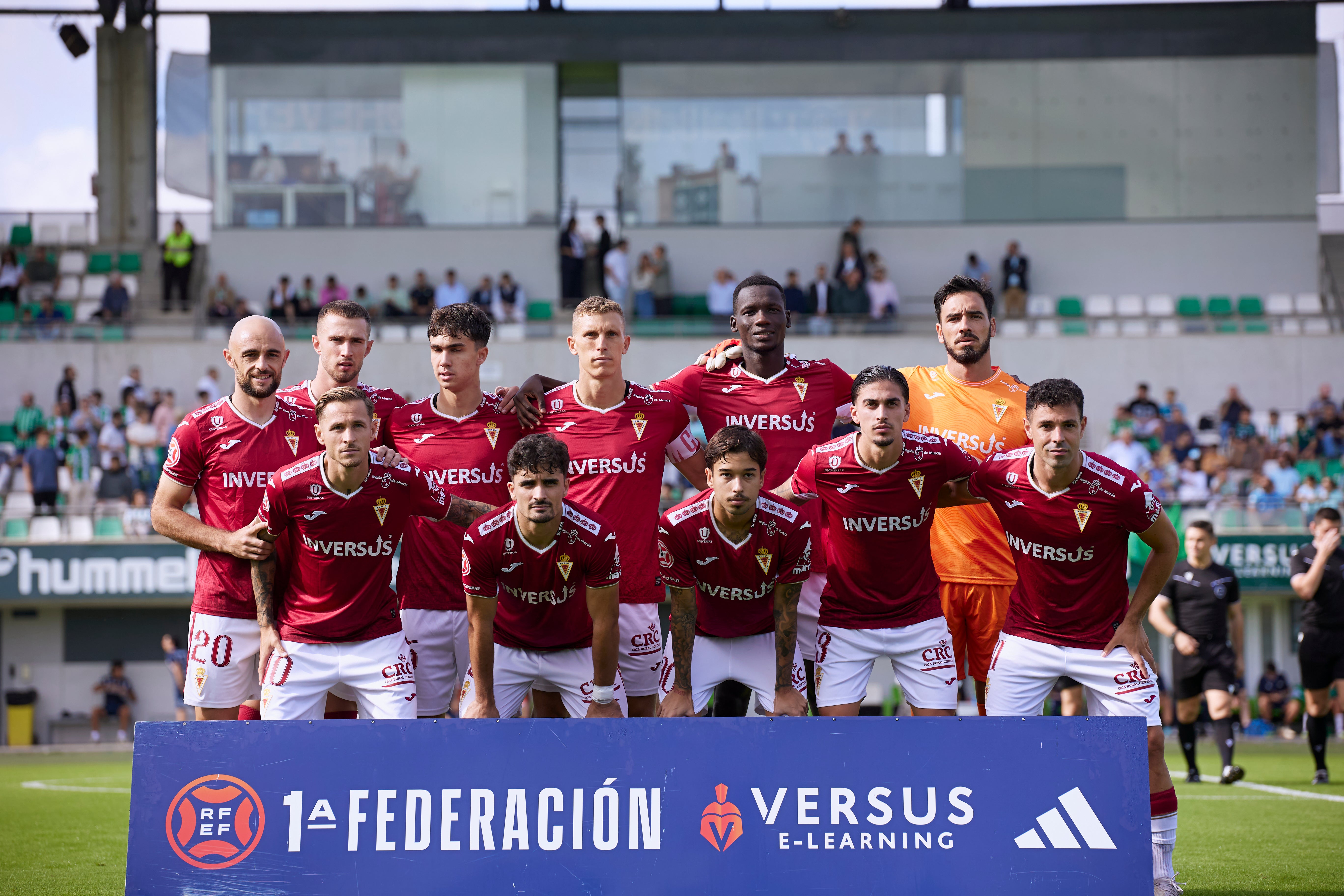 El Real Murcia sufre pero toma aire en Sevilla, en imágenes