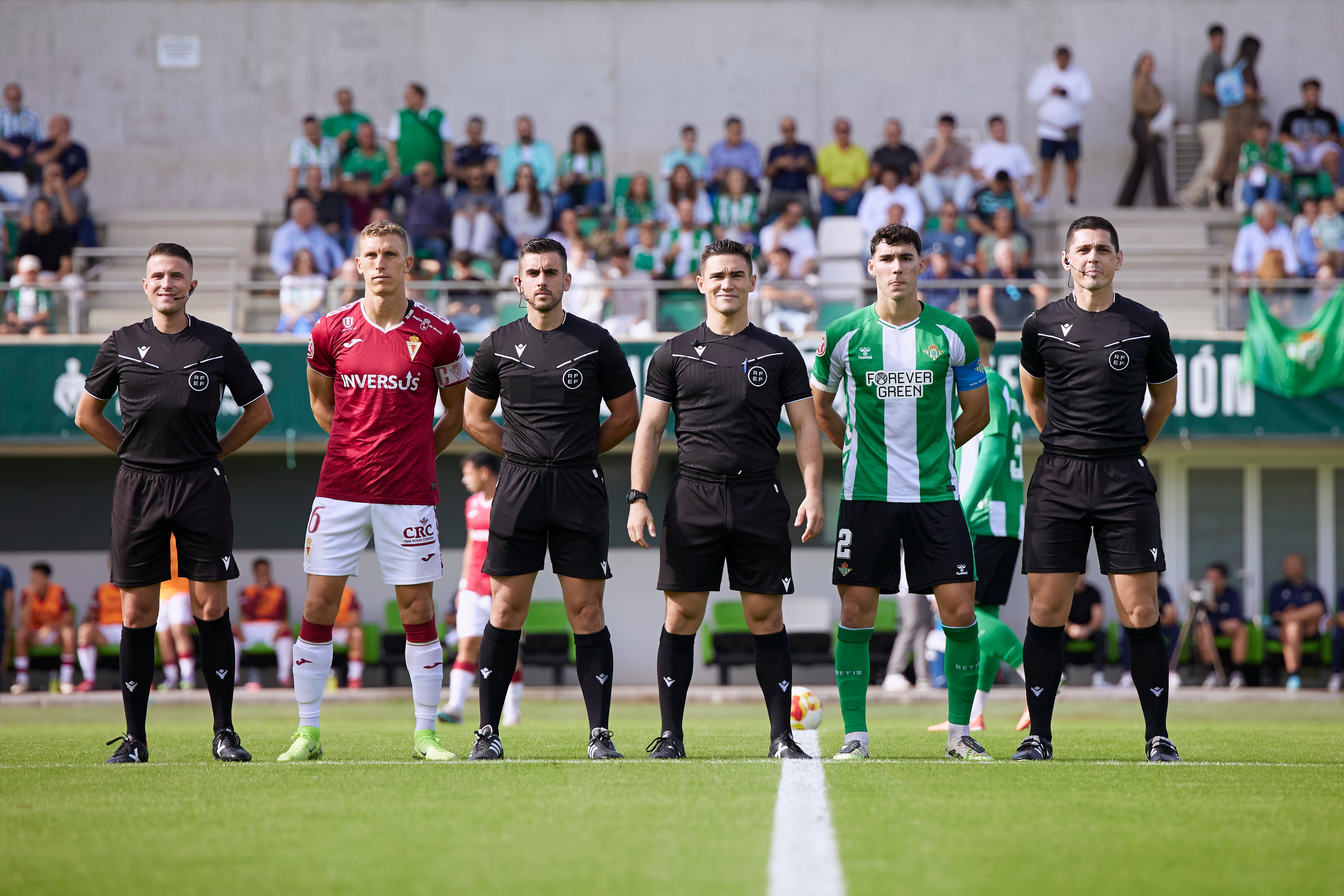 El Real Murcia sufre pero toma aire en Sevilla, en imágenes