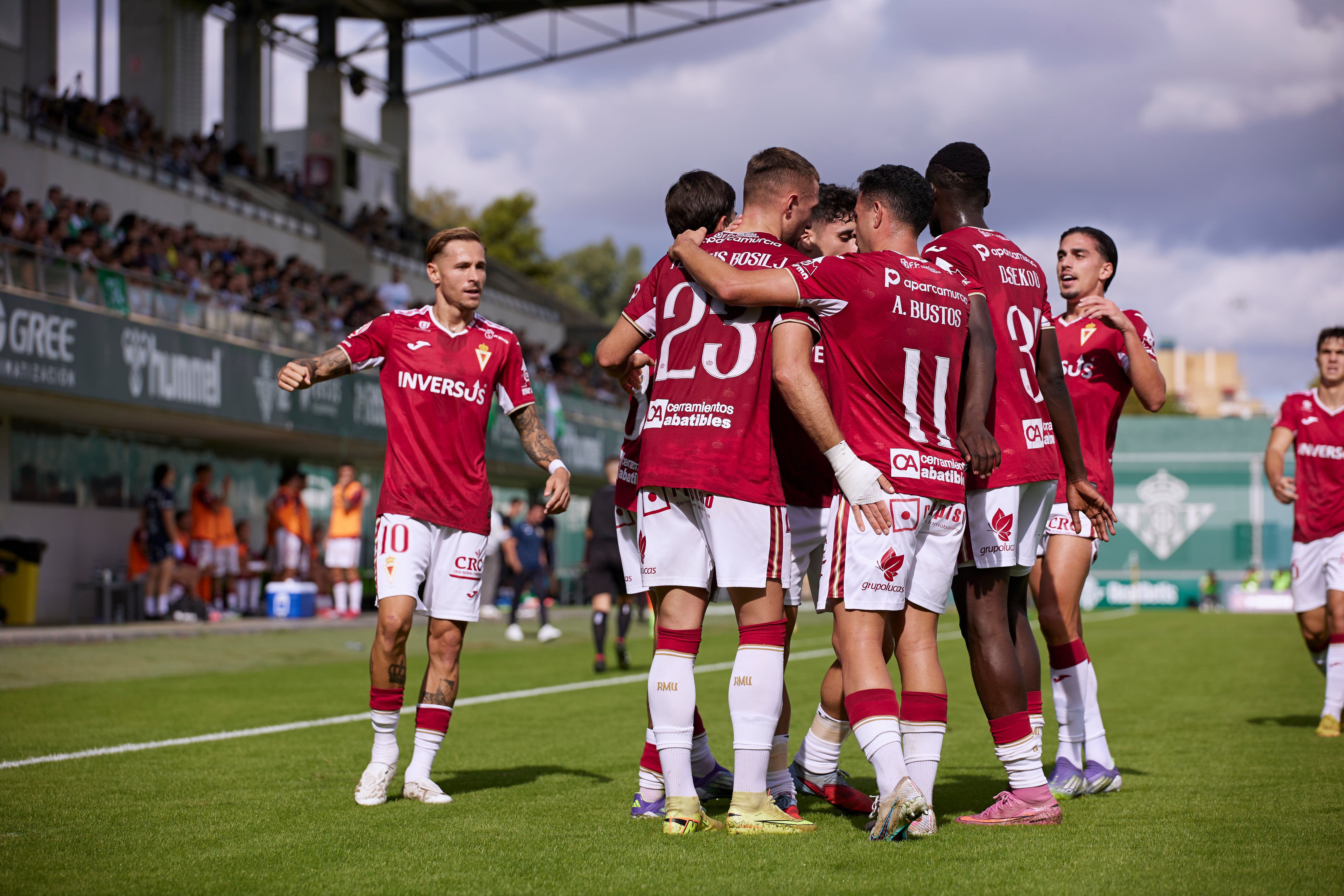 El Real Murcia sufre pero toma aire en Sevilla, en imágenes