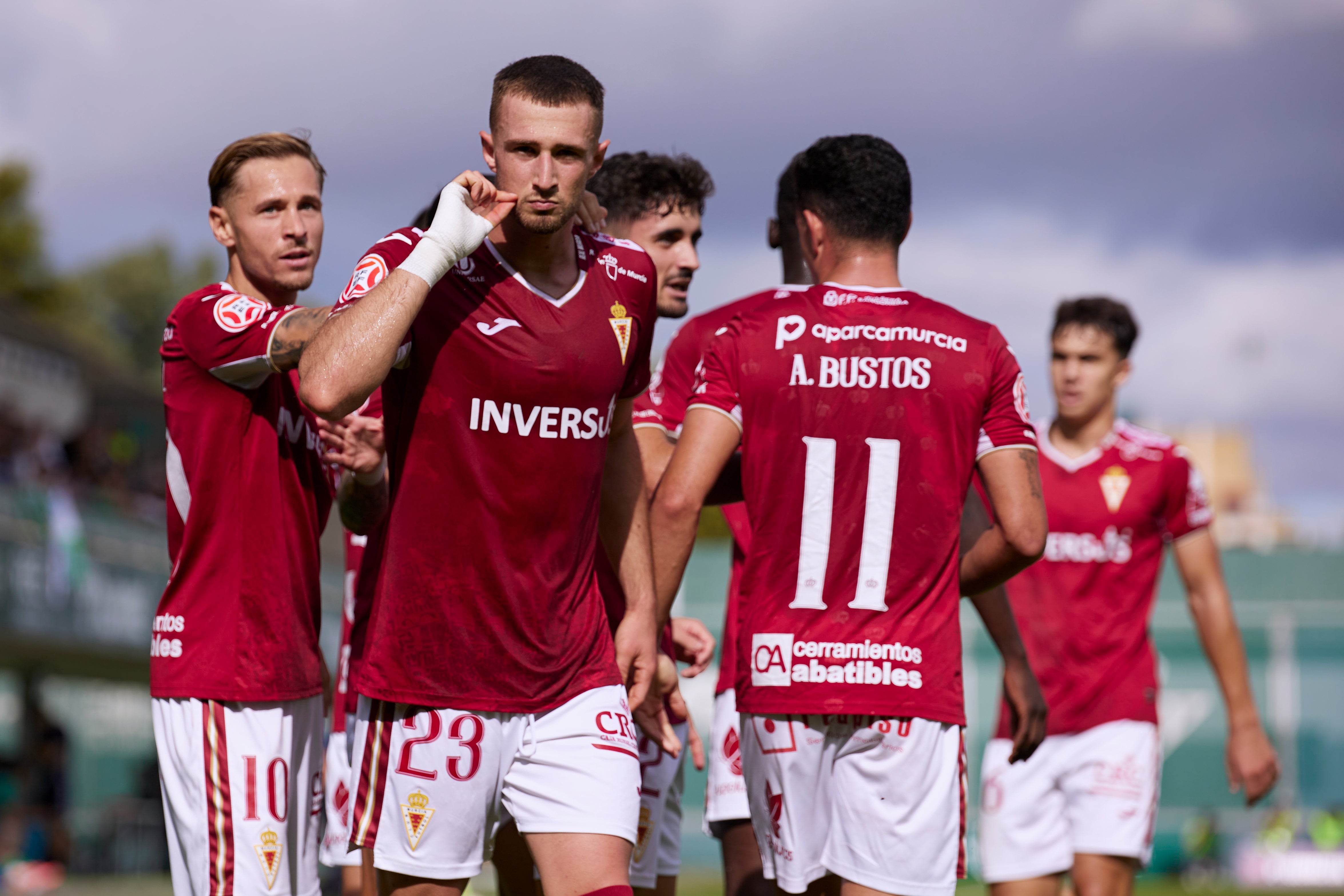 El Real Murcia sufre pero toma aire en Sevilla, en imágenes
