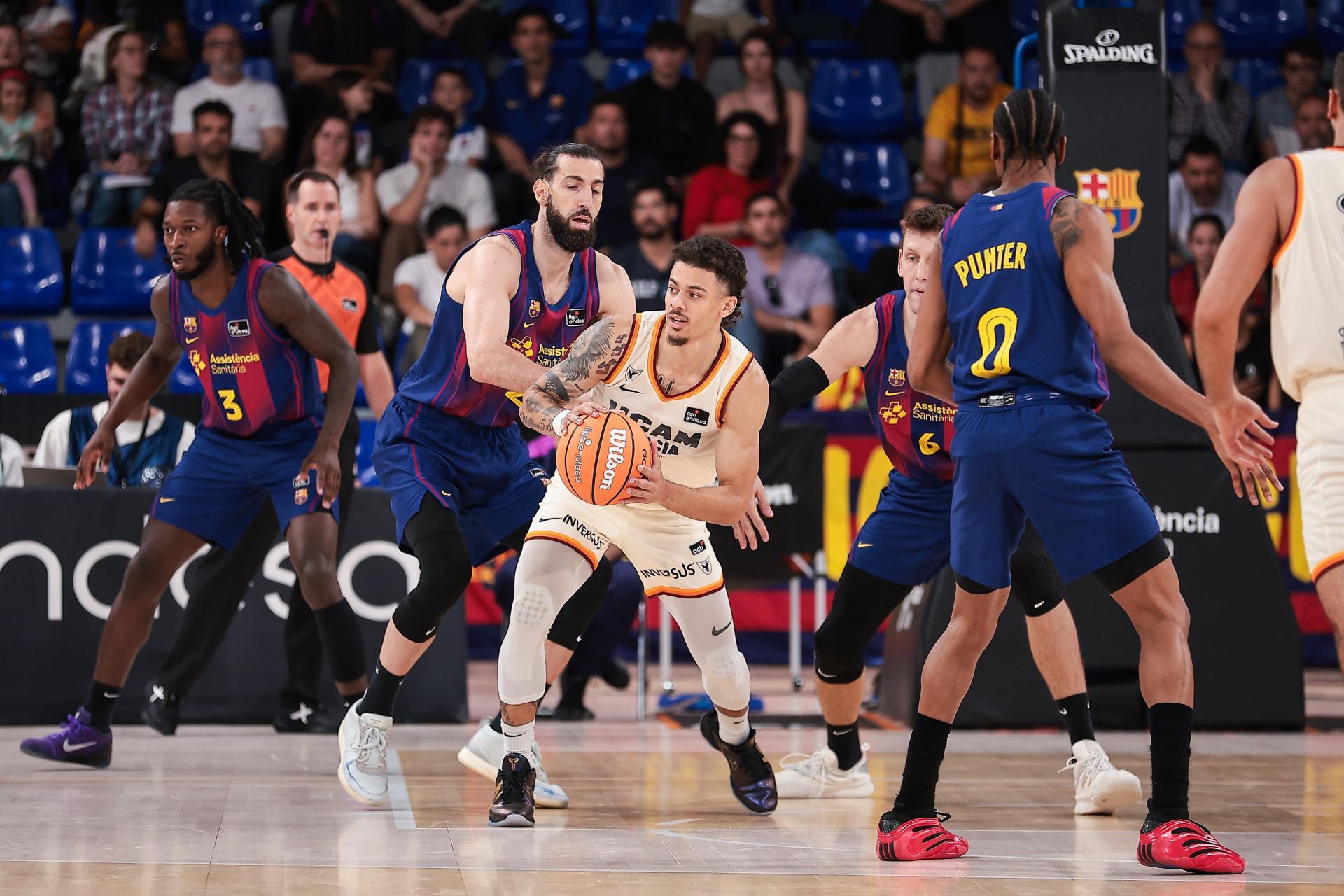 El UCAM CB Murcia asalta el Palau y derrota al Barcelona ocho años después, en imágenes