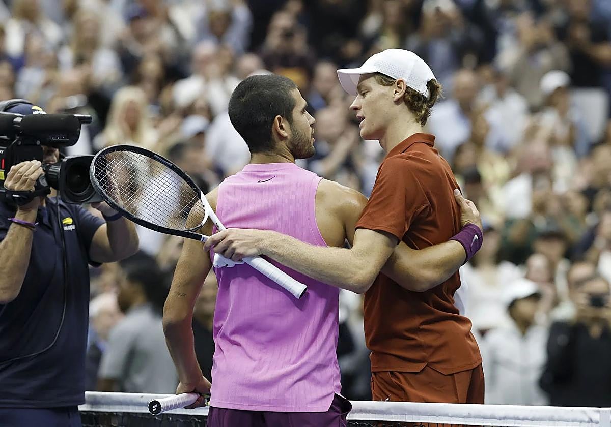 Alcaraz saluda a Sinner tras vencerle en la final del US Open del pasado mes de septiembre.