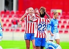 Jensen y Luany celebran un gol con jugadoras del Alhama en el suelo.
