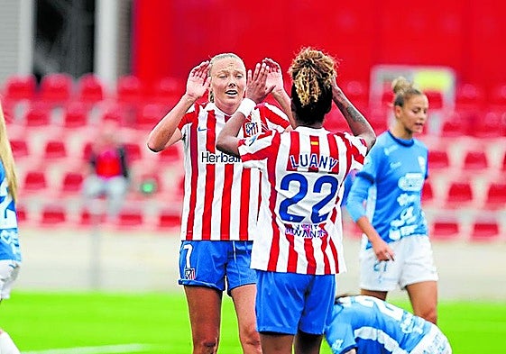 Jensen y Luany celebran un gol con jugadoras del Alhama en el suelo.