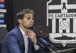 Alejandro Arribas en la sala de prensa del estadio Cartagonova durante la rueda de prensa que ofreció esta semana.