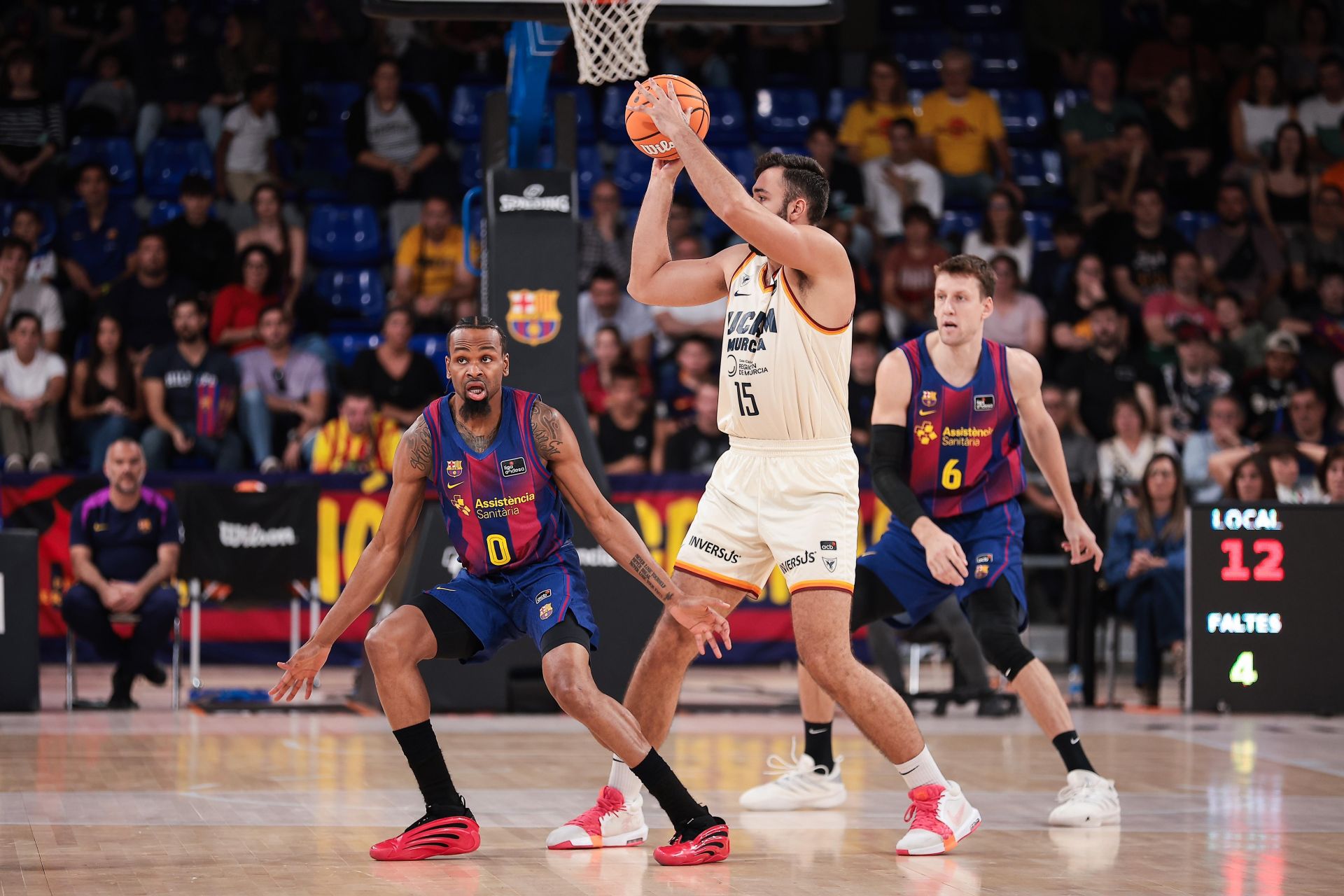 El UCAM CB Murcia asalta el Palau y derrota al Barcelona ocho años después, en imágenes