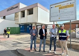 El alcalde (segundo por la izquierda), en su visita a las obras.