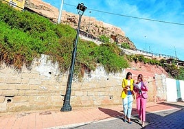 María Hernández y Rosa Medina supervisan el proyecto en la calle Rincón de Bautista, donde se reconstruirá una vivienda, este viernes.