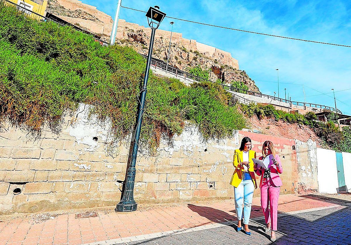 María Hernández y Rosa Medina supervisan el proyecto en la calle Rincón de Bautista, donde se reconstruirá una vivienda, este viernes.