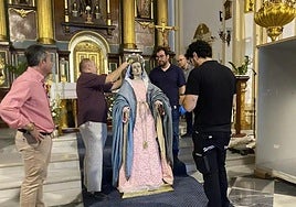 La escultura, frente al altar de la iglesia, antes de viajar hasta la exhibición de Zamora.