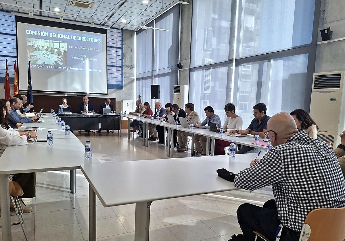 El consejero de Educación y Formación Profesional, Víctor Marín, presidió hoy la comisión de directores de Secundaria.