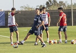 Adrián Colunga, durante uno de sus primeros entrenamientos con el primer equipo del Murcia.