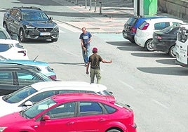 Un hombre se dispone a darle dinero a un gorrilla en Cartagena.