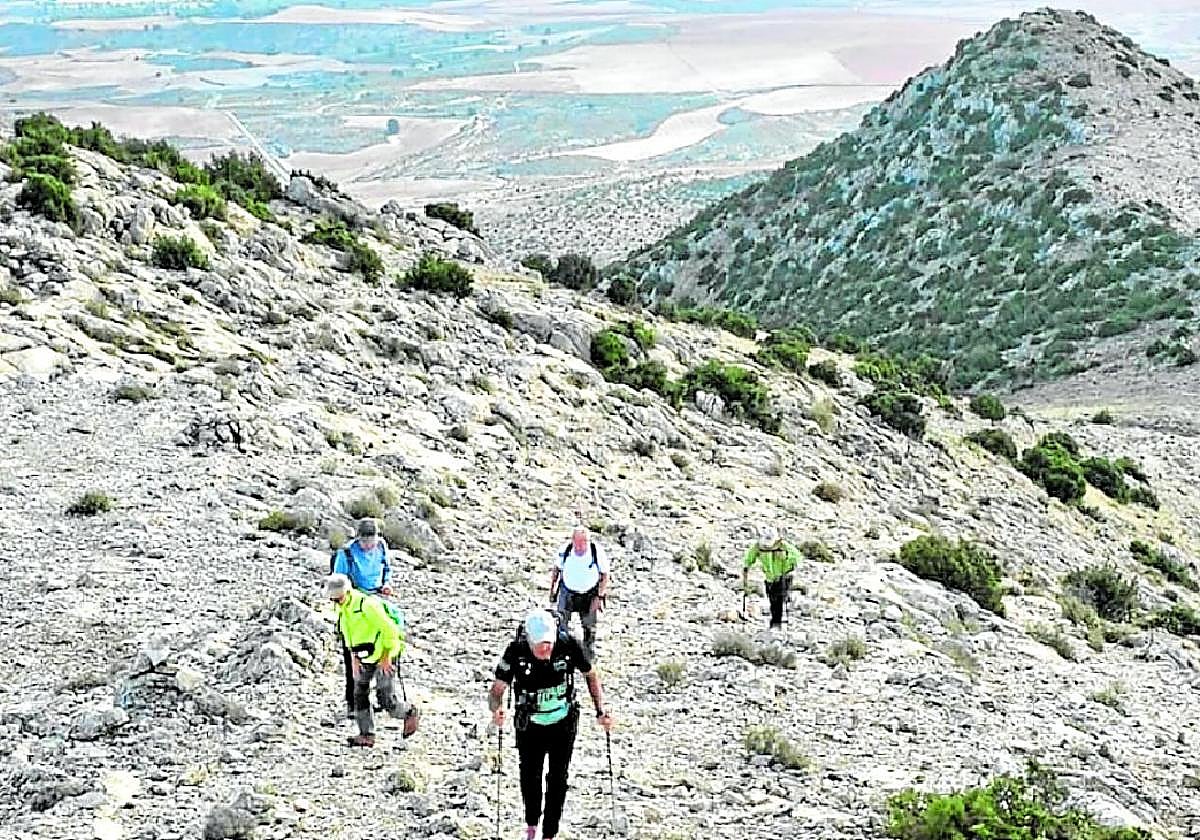 Un grupo de excursionistas en el Cerro del Carro, cerca de la pedanía de El Moralejo de Caravaca.