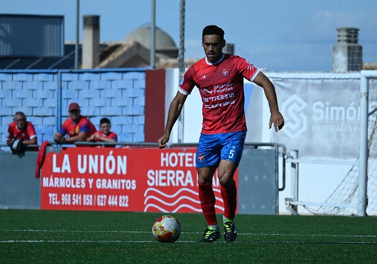 Petcoff, jugador de la Minera, con el balón en el partido de ayer.