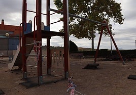 Parque infantil de Las Terreras, con los precintos rotos.