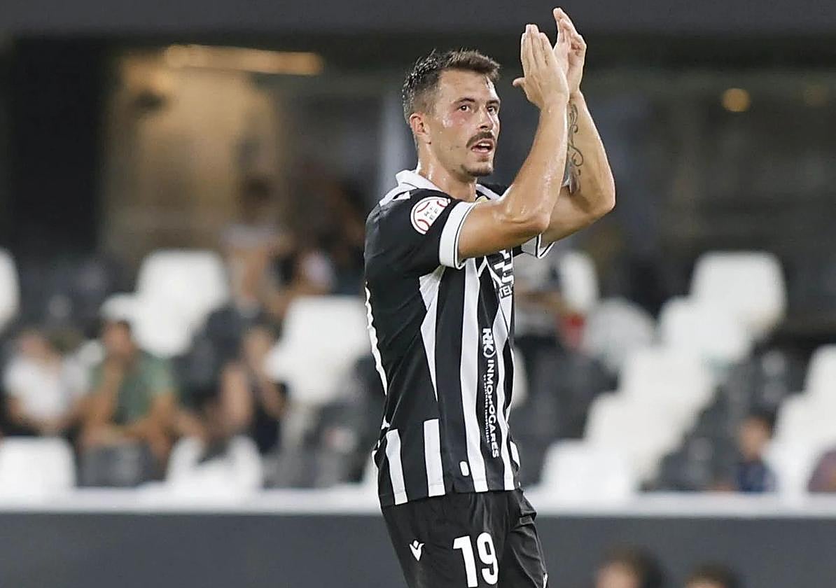 El delantero Chiki responde al cariño de la grada.