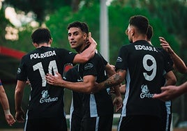 La mirada del gol. El extremo de Cehegín, en el centro, celebra un gol con el Ronin FC, el nuevo club de Ibai Llanos en la Cuarta Catalana.
