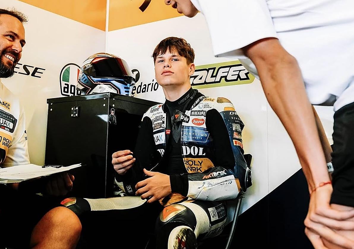 Carlos Cano, en su box, antes de una carrera en la European Talent Cup.