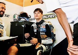 Carlos Cano, en su box, antes de una carrera en la European Talent Cup.