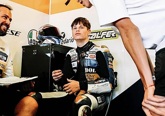 Carlos Cano, en su box, antes de una carrera en la European Talent Cup.