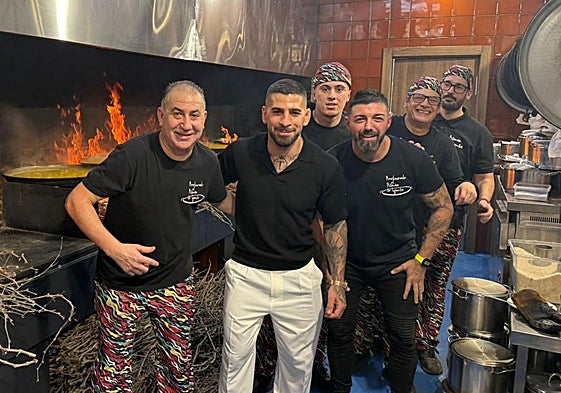 Ilia Topuria y los cocineros del restaurante, en el interior de las cocinas.
