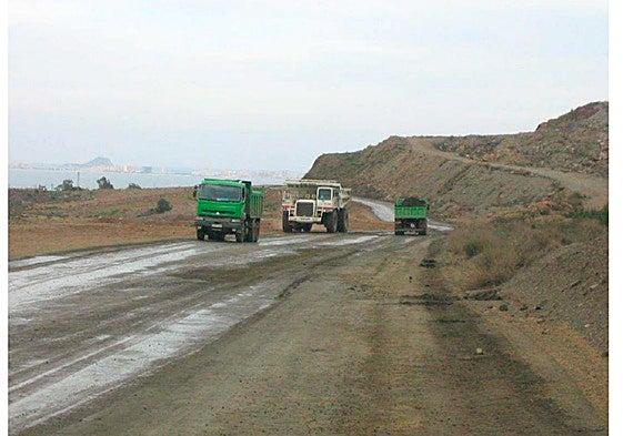 Tres camiones llevan desechos mineros a la corta Los Blancos. La fotografía es de archivo.