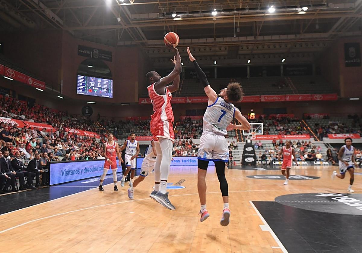 Diagne lanza ante Edwards, del Rilski, en el duelo de ida.