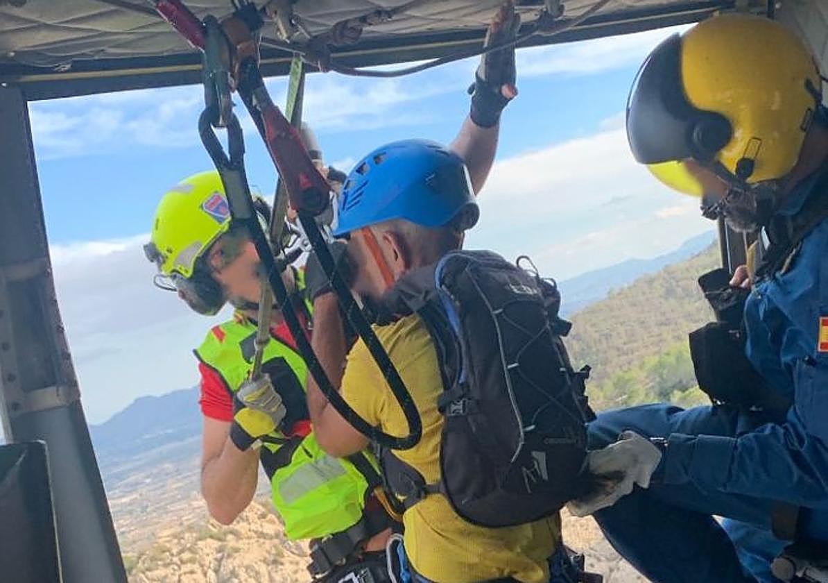 Uno de los rescatados, en el helicóptero de Emergencias.