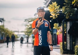 Pedro Acosta, con su móvil, antes de la carrera en Malasia.